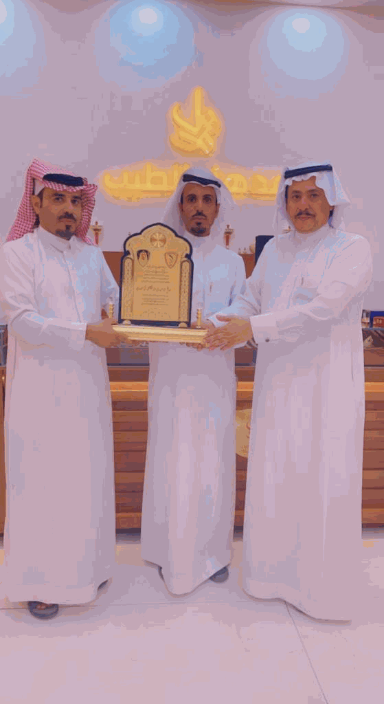 آل مهري يحصل على العضوية الشرفية